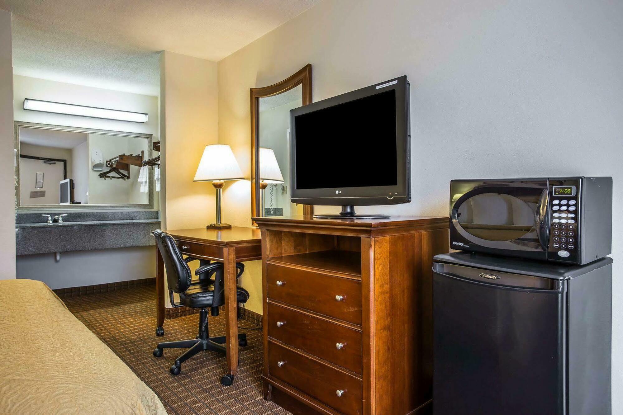 Quality Inn Fort Jackson Columbia Exterior photo